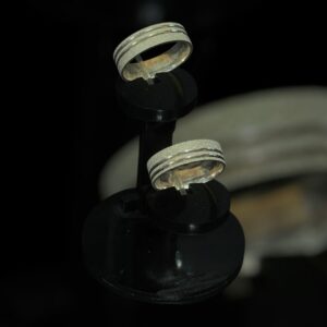 Par de alianças em prata brilhante